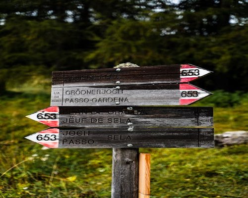 Seseorang melakukan peregangan ringan di sela pekerjaan